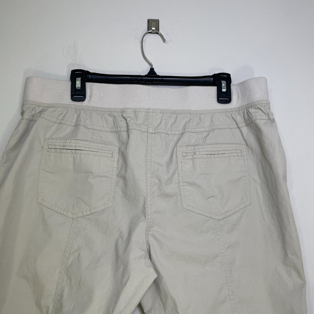 Women's Size 14 Chico's Cream Color Cargo Capris - Picture 13 of 14